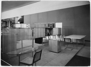 Werkbundausstellung Paris, "section allemande", Saal 3: Apartment eines Wohnhotels, Blick in das Arbeitszimmer