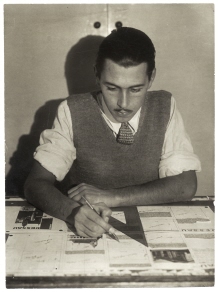 Porträt Herbert Bayer im Atelier, Bauhaus Dessau, bei der Arbeit am  Entwurf eines Faltprospektes für die Stadt Dessau