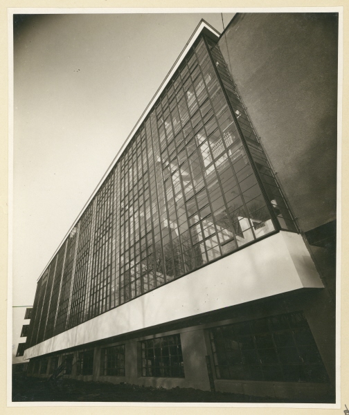 Bauhausgebäude Dessau, Werkstattfassade von Südwesten ("Schrägaufnahme")