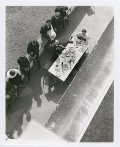 Blick auf die Terrasse der Kantine des Bauhaus Dessau