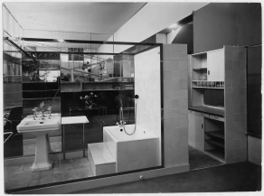 Werkbundausstellung Paris, "section allemande", Saal 3, Apartment eines Wohnhotels: Blick vom Herrenzimmer auf die Küche und den Baderaum