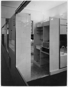 Werkbundausstellung Paris, "section allemande", Saal 3: Apartment eines Wohnhotels, Blick in die Küche