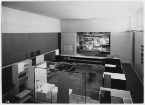 Werkbundausstellung Paris, "section allemande", Saal 3: Apartment eines Wohnhotels, Blick in das Bad und das Herrenzimmer