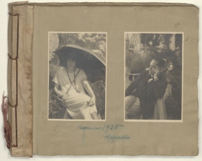 Italienreise 1925: Walter Gropius sitzt mit aufgestütztem Kopf, Taormina