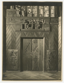 Haus Sommerfeld, Berlin, Holztür mit Relief und geschnitzter Brüstung im Vestibül, im Hintergrund Fenster von Josef Albers