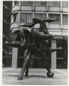 John F. Kennedy Federal Building, Boston, Massachusetts, Außenansicht mit Skulptur “Thermopylae”, 1969