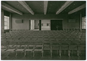 Bauhaus Dessau: Aula, Blick von der Bühne in den Zuschauerraum zum Vestibül
